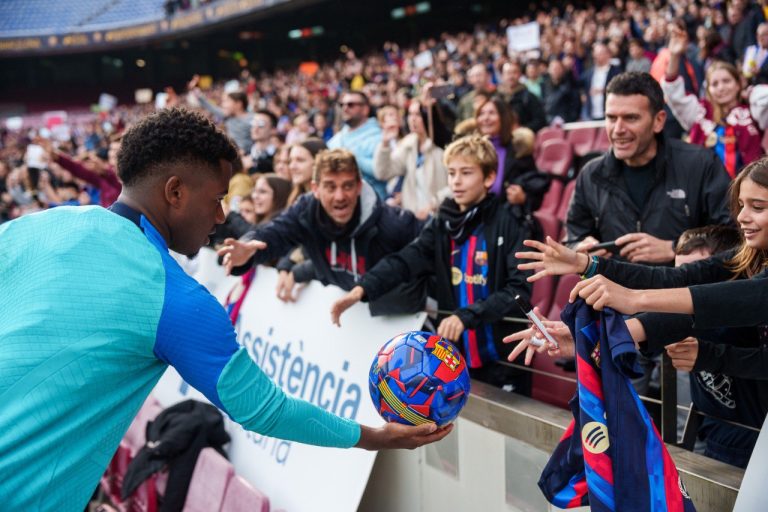 El Barça se entrenó ante una multitud en el Camp Nou