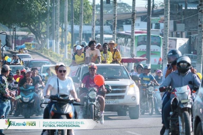 (FOTOS) Angelo Preciado fue recibido a lo grande por su pueblo natal durante las vacaciones