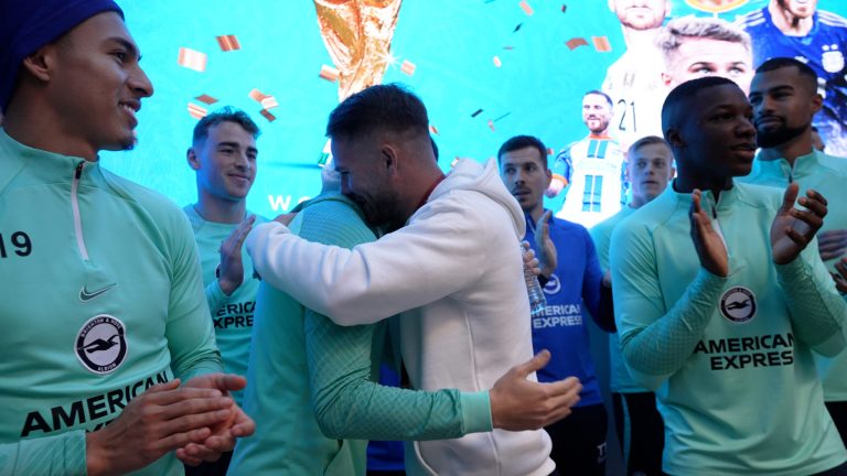 (VIDEO) Brighton recibió a Alexis Mac Allister tras ganar la Copa del Mundo con Argentina