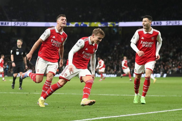 (VIDEO) SUEÑAN CON EL TÍTULO: Arsenal venció a Tottenham en el Derbi de Londres