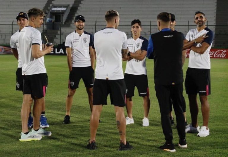 Antonio Valencia lanza: “Me gustaría que fueran 8 futbolistas ecuatorianos reunidos”