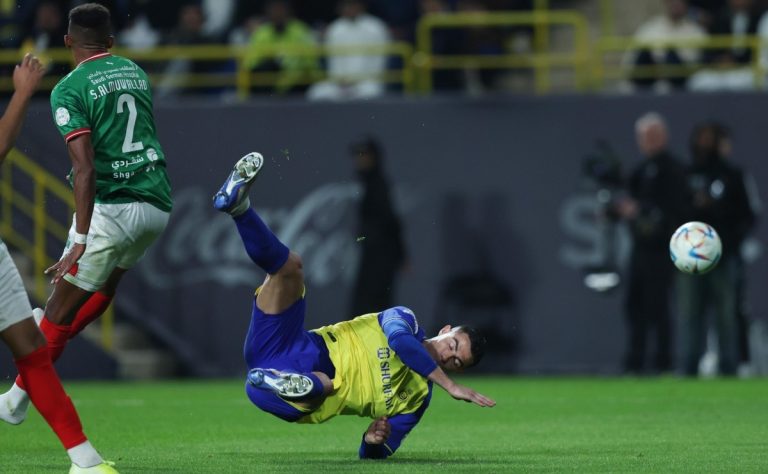 (VIDEO) El fallido intento de chilena de Cristiano en su debut con el Al Nassr