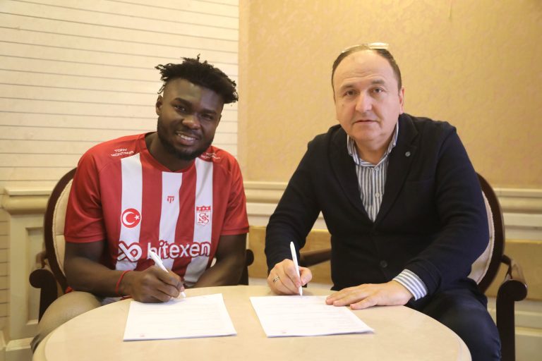 OFICIAL: Jordy Caicedo, al Sivasspor