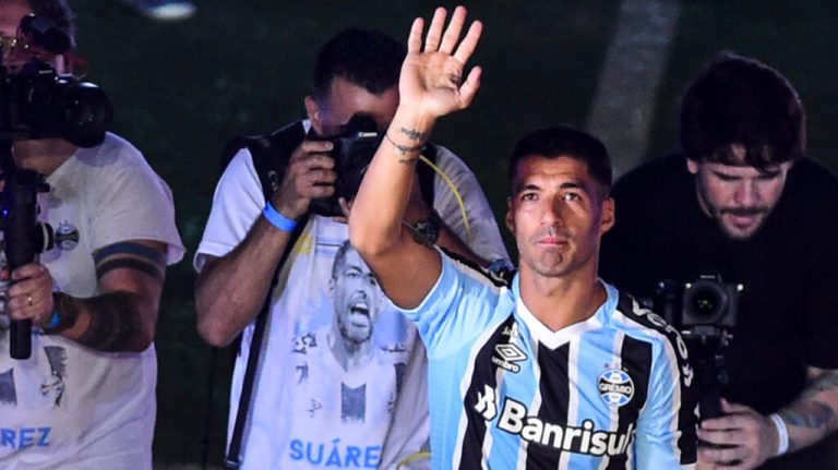 Luis Suárez, aclamado en Porto Alegre: “Prometo títulos”