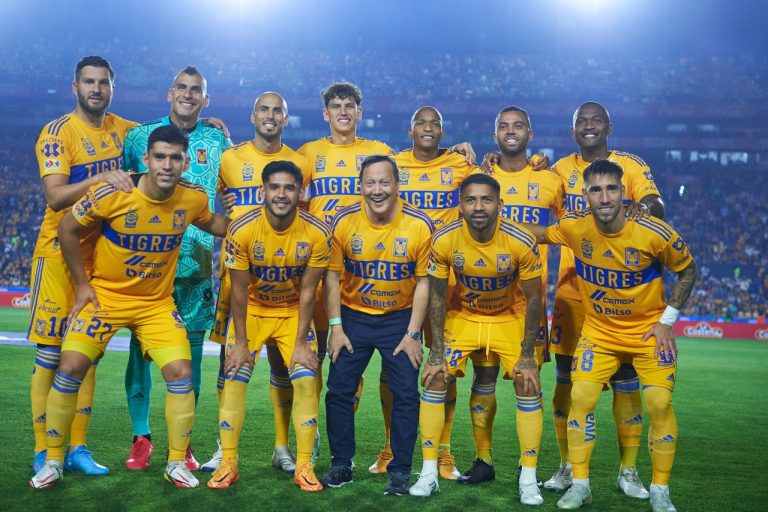 Rob Schneider se toma foto oficial con Tigres