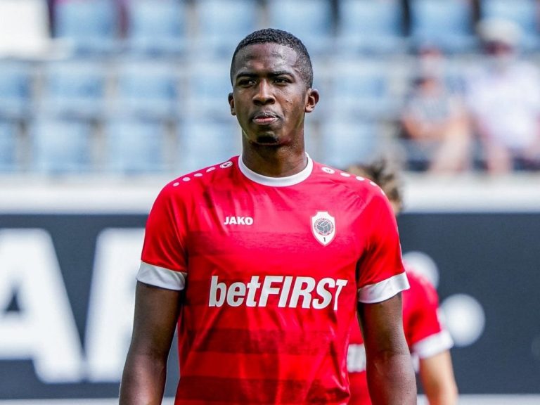 Reportan que William Pacho ya firmó con el Eintracht Frankfurt