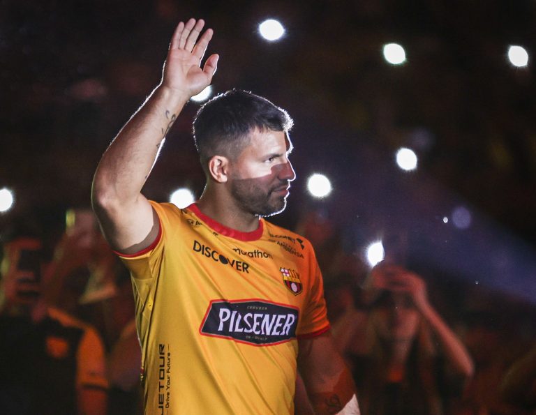 (FOTOS-VIDEO) Las postales del ‘Kun’ Agüero con la camiseta de BSC