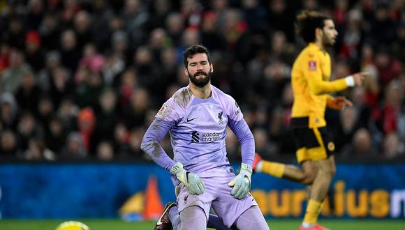 (VIDEO) El inaudito ‘blooper’ de Alisson Becker en la FA Cup