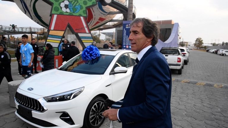 Directiva del Pachuca regala auto a Guillermo Almada por salir campeón