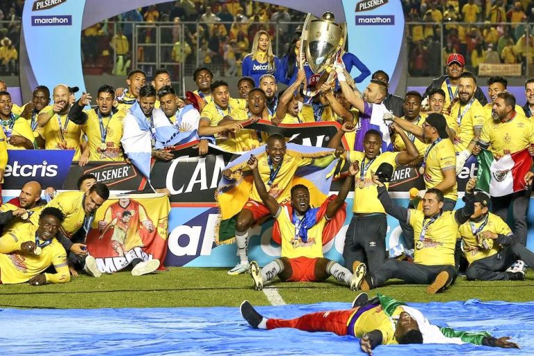 (FOTO) El escudo de Aucas ya luce la estrella de campeón