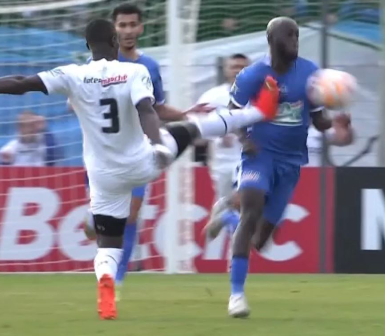 (VIDEO) Brutal patada: Eric Bailly fue expulsado y su rival terminó en ambulancia