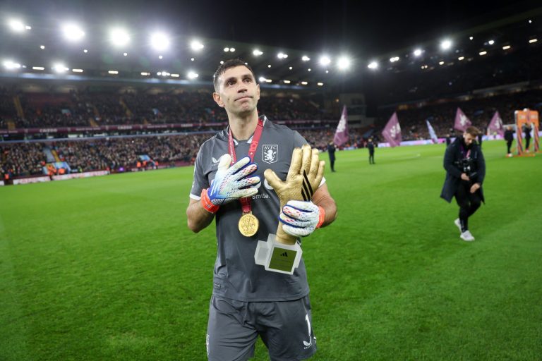 (VIDEO) Dibu Martínez fue homenajeado por el Aston Villa