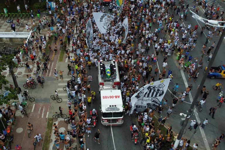 (FOTOS) El “rey” Pelé fue sepultado en Brasil tras masivo homenaje
