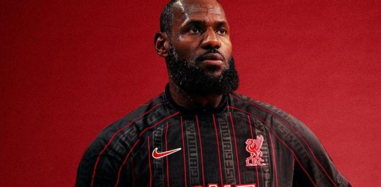 (FOTOS) Liverpool lanzó una camiseta en homenaje al récord de LeBron James