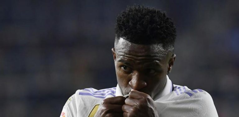 (VIDEO) Lindo gesto de Vinicius con una aficionada