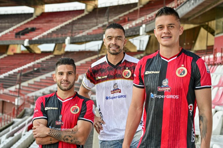 (FOTOS) La marca ecuatoriana “Boman”, presentó la camiseta del Cúcuta Deportivo