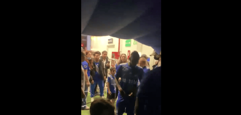 (VIDEO) Miller Bolaños se negó a salir de la mano de un niño a la cancha en la Explosión Azul