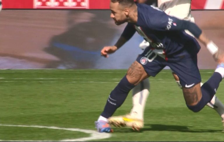 (VIDEO) Neymar se torció el tobillo… fue retirado en camilla