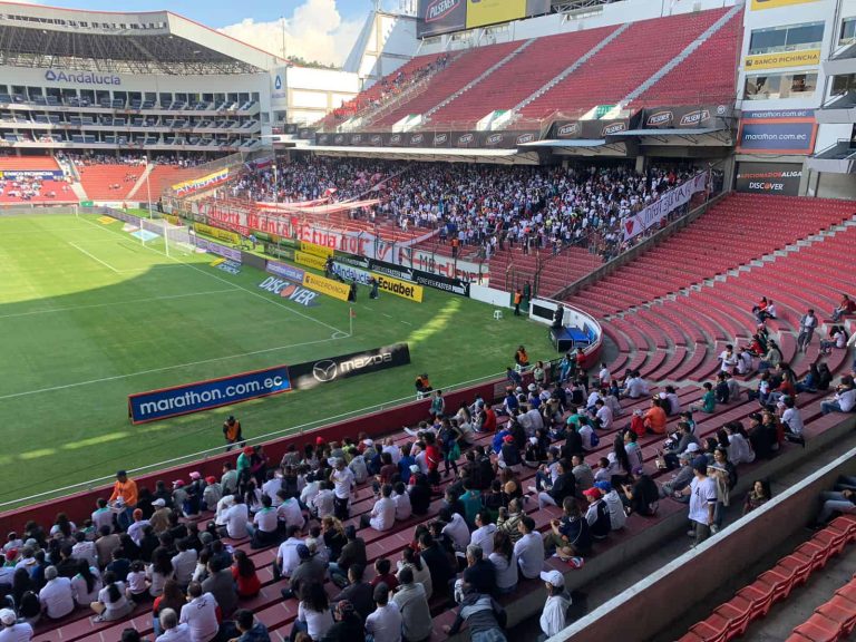 “LA CANCHA NO SE PRESTA”: Malestar en la afición de LDU
