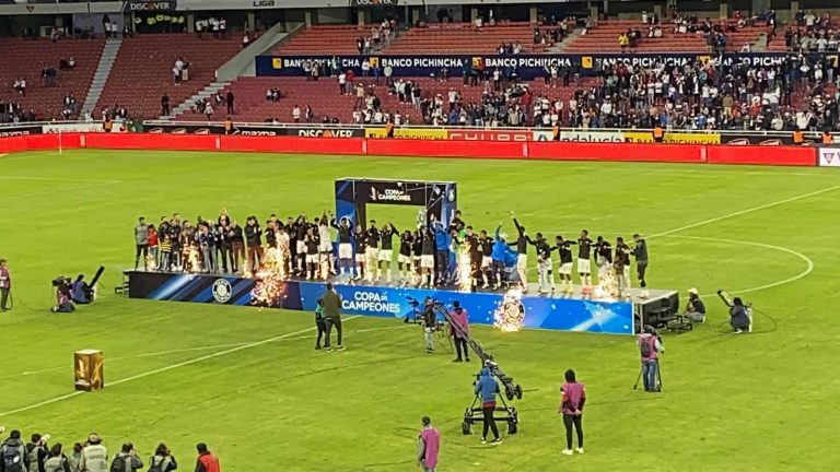 (VIDEO) Hijo del ‘Patón’ Bauza entregó el trofeo a los campeones
