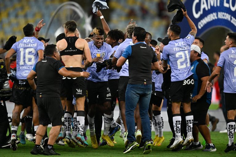 (VIDEO) EL MOMENTO CUMBRE: Así levantó IDV la Recopa Sudamericana