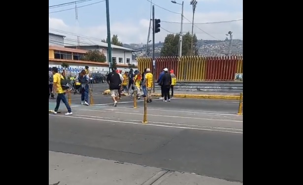 (VIDEO) Reportan incidentes entre hinchadas de Aucas y El Nacional