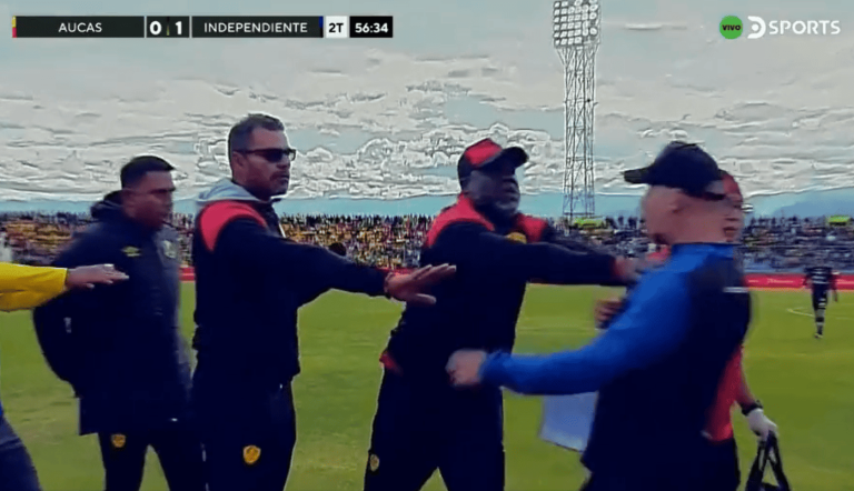 (VIDEO) César Farías expulsado: Incidente entre las bancas de Aucas e IDV