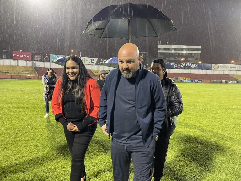 Miguel Ángel Loor asistió a la primera prueba de la nueva iluminación del Alejandro Serrano Aguilar