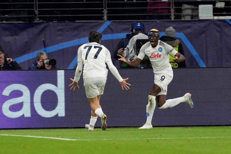 (VIDEO) UN PIE EN CUARTOS: Napoli derrotó al Eintracht Frankfurt en Alemania