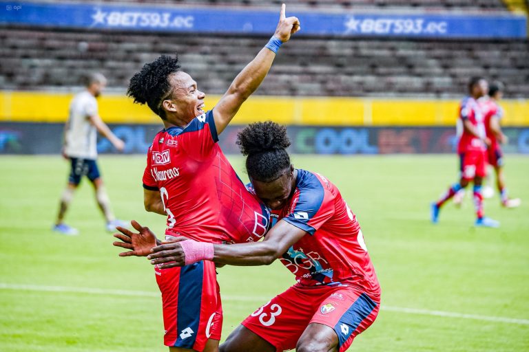 TARDE DE GOLES: El Nacional superó a T. Universitario en el Atahualpa