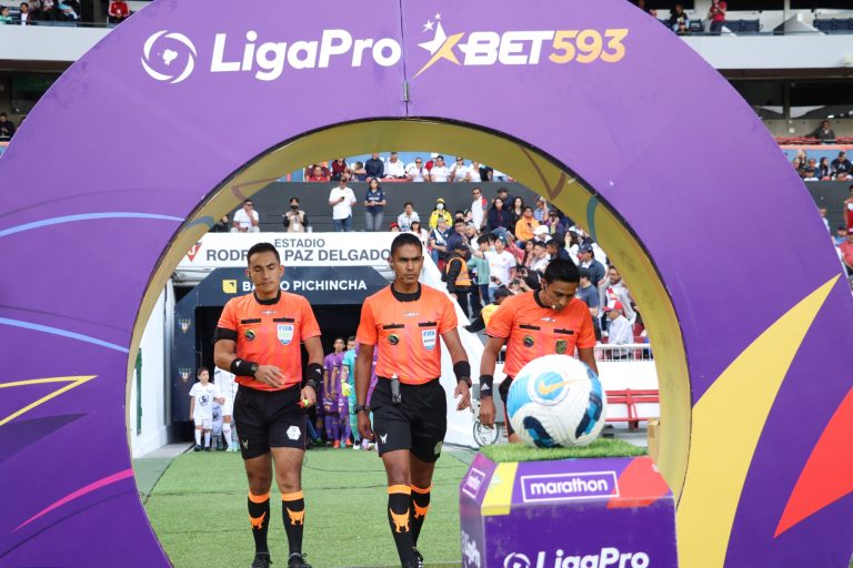 Zubeldía a los directivos de LDU: “Tiene que ser inminente la llegada del VAR”
