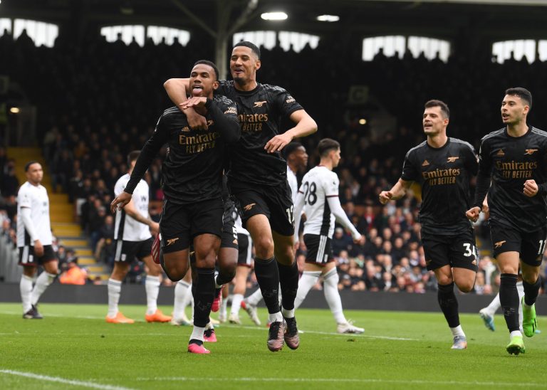 (VIDEO) Arsenal goleó al Fulham y mantiene su ventaja en la Premier League