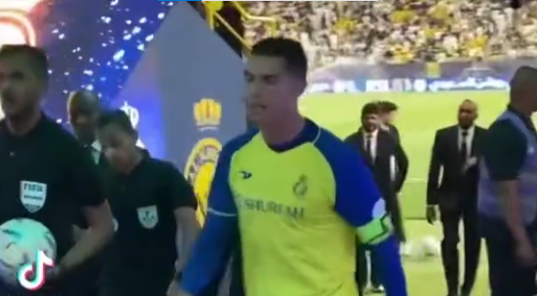 (VIDEO) Cristiano reacciona ante fan que lo encaró y le dijo “Messi es mejor”