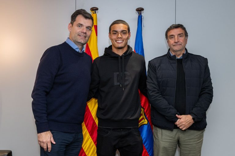 El Barça anuncia el fichaje de Joao Mendes, hijo de Ronaldinho