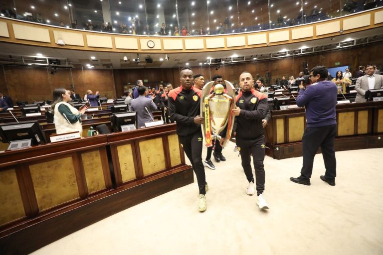 (VIDEO) Aucas, condecorado en la Asamblea Nacional
