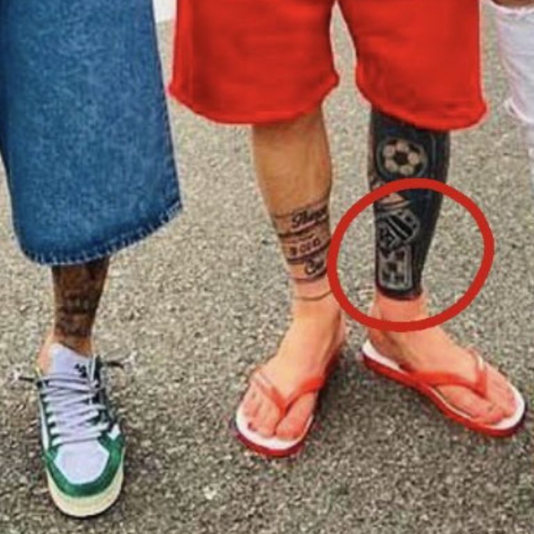 (FOTOS) Messi cumplió su promesa y se tatuó el cinco de copas