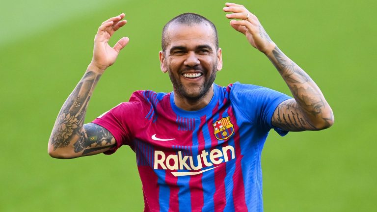 Dani Alves se aprovecha de su fama para hacer negocios en prisión de Barcelona