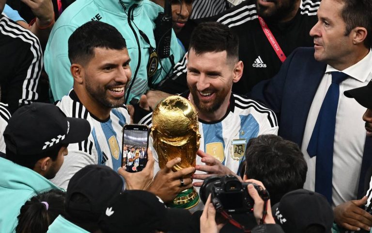 La bomba del Kun sobre el futuro de Messi: “Debería retirarse en el Barcelona”
