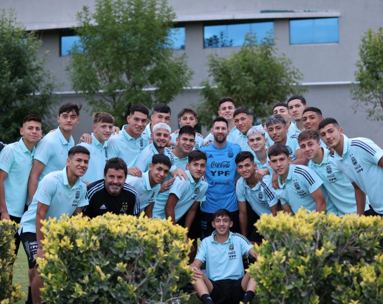 Un recuerdo para toda la vida: La foto de Messi con los juveniles de la Selección Argentina