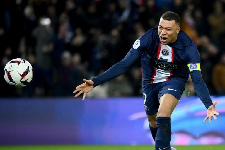 Mbappé superó a Cavani y ya es el máximo goleador de la historia del PSG