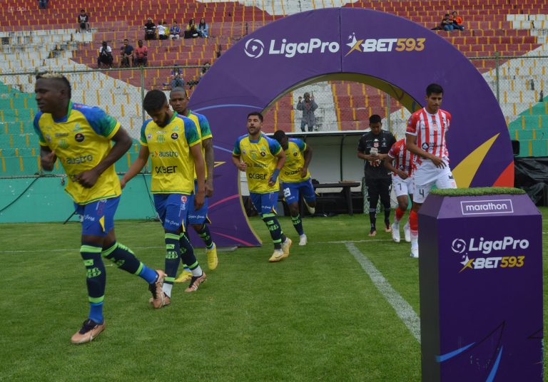 INTENSA LLUVIA Y GRAN PARTIDO: T. Universitario rescató el empate Vs. Gualaceo