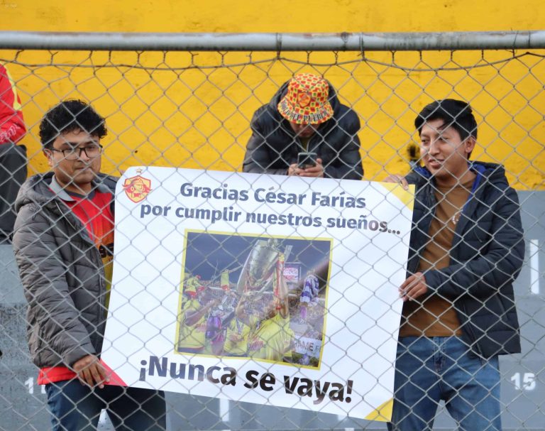 (FOTOS) El gran reconocimiento de Aucas a César Farías