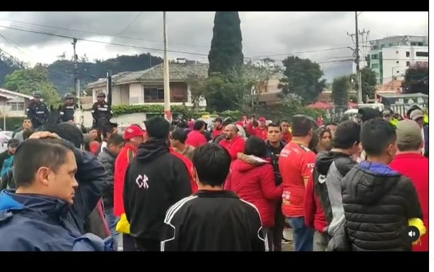 (VIDEO) Hinchas del D. Cuenca piden la salida del cuerpo técnico