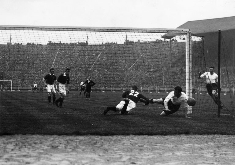 ALGO DE HISTORIA: Quién inventó las redes de la portería en el fútbol