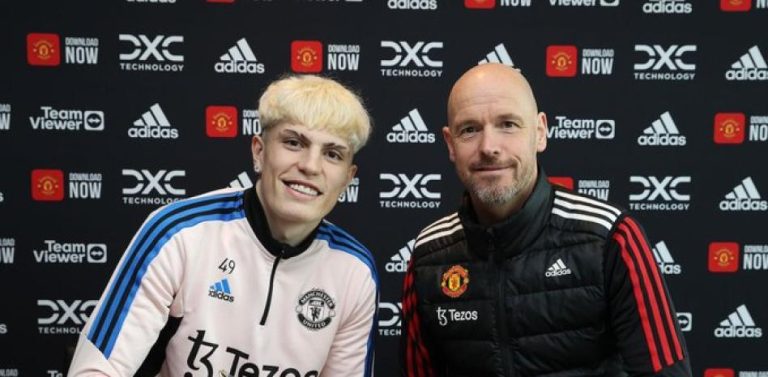 Garnacho firma un nuevo contrato con el Manchester United