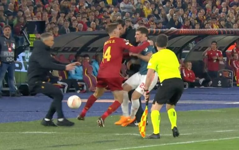 (VIDEO) Un asistente de Mourinho vio la tarjeta roja por esta agresión a jugador rival