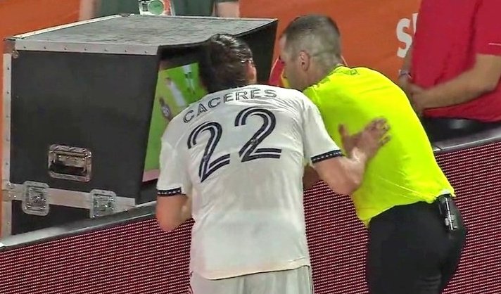 (VIDEO) Increíble expulsión en la MLS: fue a presionar al árbitro en el VAR y vio la roja