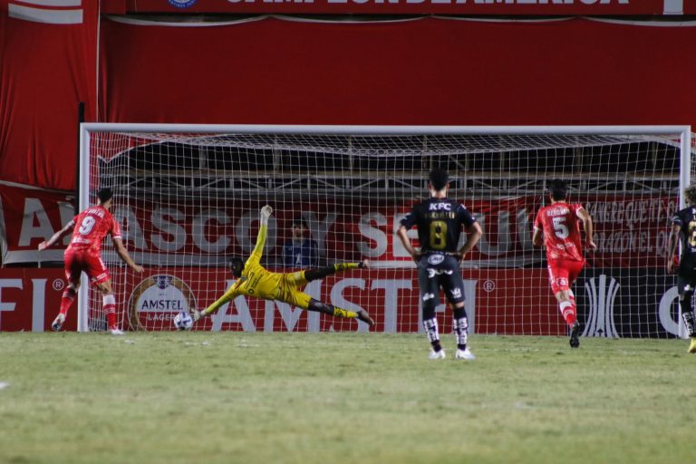 (VIDEO) Desde los 11 pasos: Moisés Ramírez evitó que IDV caiga con mayor margen