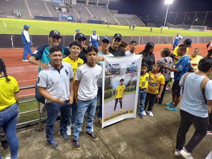 (VIDEO) Sudamericano Sub 17: Gran gesto de Rooney Troya con la gente de su ciudad