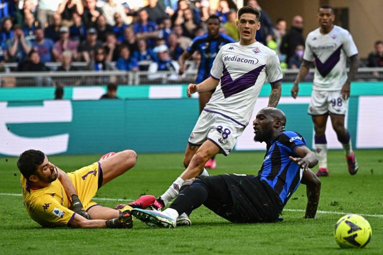 (VIDEO) DURA CAÍDA: Inter no pudo ante Fiorentina en Milán